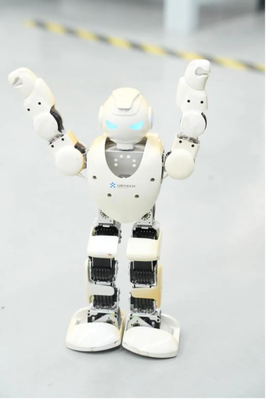 “機(jī)器人再先進(jìn)，也得聽我們的！”河南技校生靠這手絕活月薪過萬